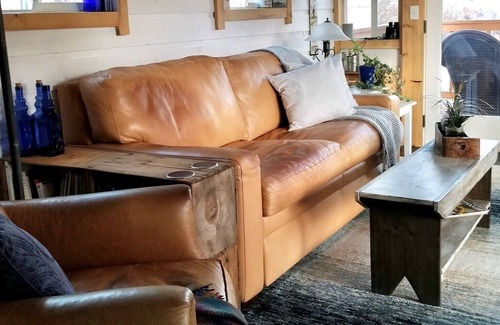 Grantsdale House | Cozy Creek Cabin just minutes from downtown Hamilton. Sleeps 2