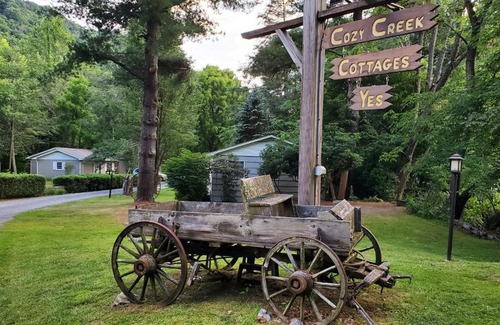 Maggie Valley Hotel | Cozy Creek Cottages