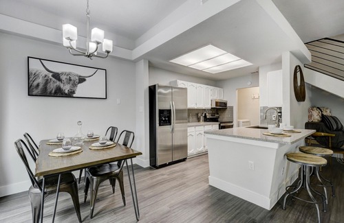 Westgate House | Cozy Creekside Retreat! Close to the City + Nature + Creek + Pet friendly.