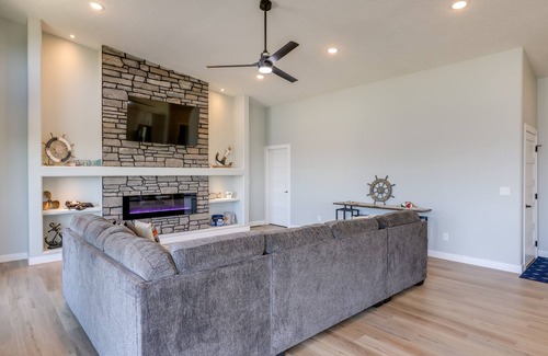 Crofton Apartment | Cozy Crofton Vacation Rental w/ Fireplace & Deck