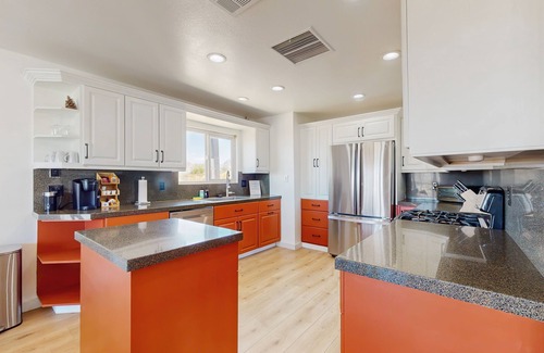 Joshua Tree House | Cozy Desert home w/private pool, fire pit, work desk - minutes to town