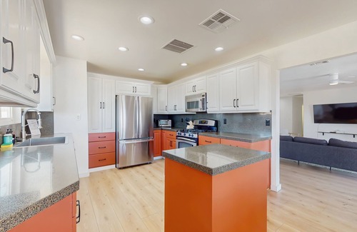 Joshua Tree House | Cozy Desert home w/private pool, fire pit, work desk - minutes to town