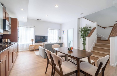 Davis Tract House | Cozy Designer 3BR 7-mins to Oakland Airport
