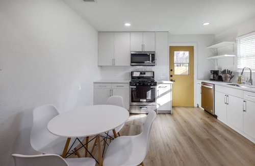 St. Edwards House | Cozy Designer Home in 1 Acre Land 5 mins to Domain