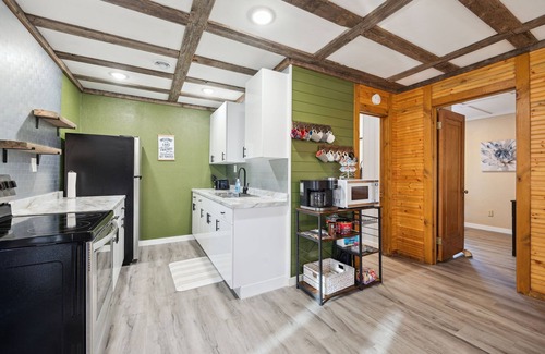Atwater Cabin | Cozy Diamond Lake Cottage!