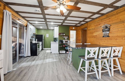 Atwater Cabin | Cozy Diamond Lake Cottage!