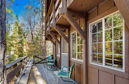 Arrowbear Lake House | Cozy dog-friendly cabin with WiFi, fireplace, deck & washer/dryer