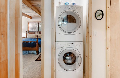 Arrowbear Lake House | Cozy dog-friendly cabin with WiFi, fireplace, deck & washer/dryer