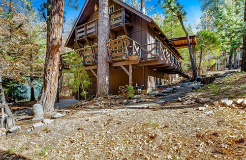 Arrowbear Lake House | Cozy dog-friendly cabin with WiFi, fireplace, deck & washer/dryer