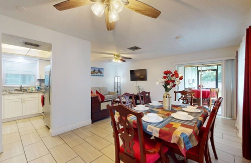 Largo House | Cozy, dog friendly home close to shopping, entertainment, AC and WIFI