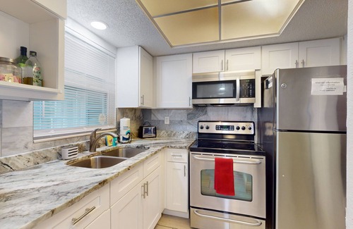 Largo House | Cozy, dog friendly home close to shopping, entertainment, AC and WIFI