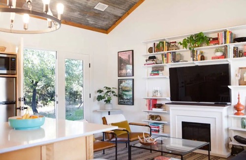 Austin Cottage | Cozy, dog friendly, private & county chic Hill Country cottage -15 min to Austin