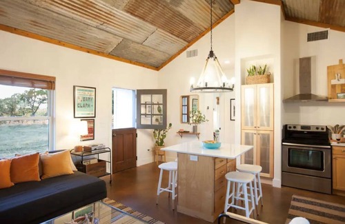 Austin Cottage | Cozy, dog friendly, private & county chic Hill Country cottage -15 min to Austin
