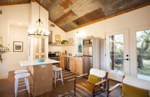 Austin Cottage | Cozy, dog friendly, private & county chic Hill Country cottage -15 min to Austin