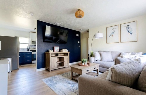 Apollo Beach House | Cozy Dog-friendly Bungalow