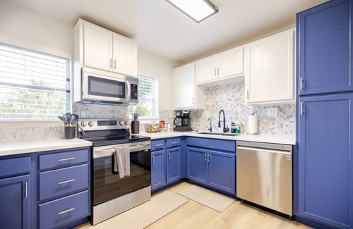 Apollo Beach House | Cozy Dog-friendly Bungalow