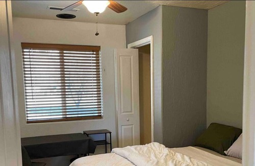 New Harmony House | Cozy double + king rms. Tub, en-suite, kitchenette