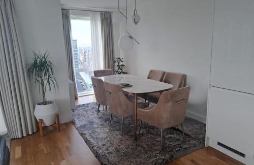 Lansbury House | Cozy Double Room with Large En Suite Near Canary Wharf London with Amazing Views in a Shared Apartment