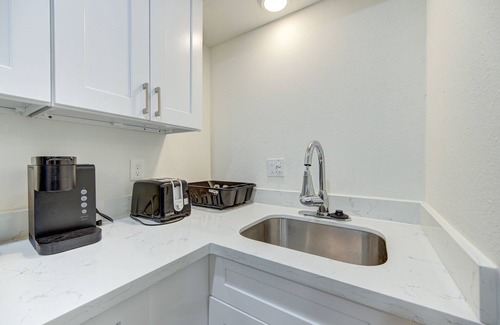 Montrose Apartment | Cozy Downtown Apt/Wi-Fi/PetsOK!