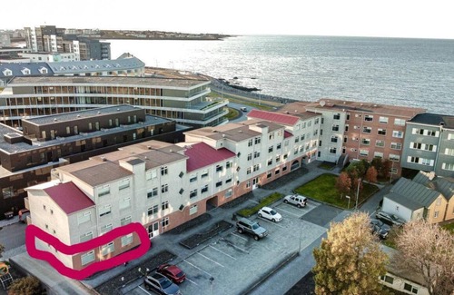 Vesturbær Apartment | Cozy Downtown Coast apartment with private parking