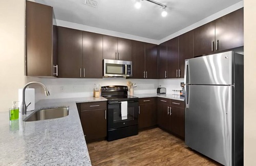 North Hyde Park Apartment | Cozy Downtown King Suite | Pool, gym, FREE parking