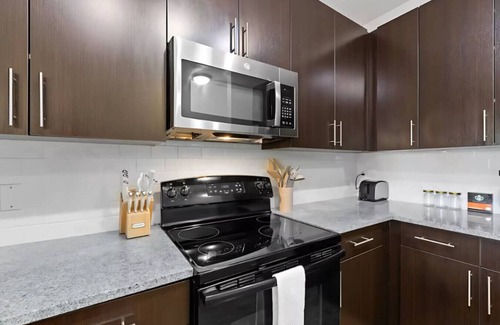 North Hyde Park Apartment | Cozy Downtown King Suite | Pool, gym, FREE parking