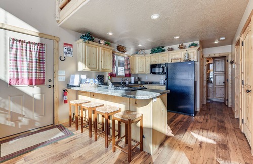 Duck Creek Village Cabin | Cozy Duck Creek Village Cabin w/Hot Tub & Views!