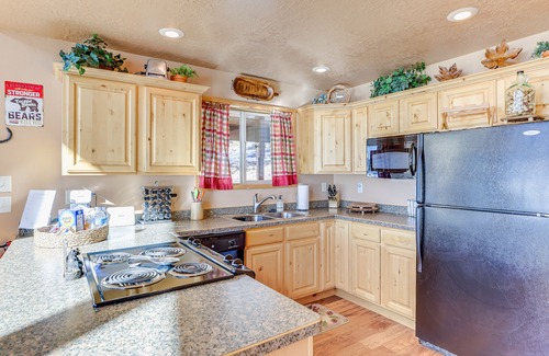 Duck Creek Village Cabin | Cozy Duck Creek Village Cabin w/Hot Tub & Views!