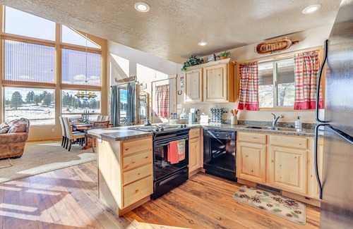 Duck Creek Village Cabin | Cozy Duck Creek Village Cabin w/Hot Tub & Views!
