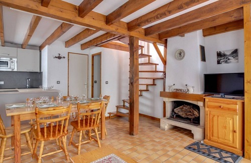 Cauterets House | Cozy Duplex Chalet for 7 with Terrace, Ski Storage & Parking near Gondola