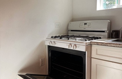 Pittsburg House | Cozy Dwelling Unit in the Bay!