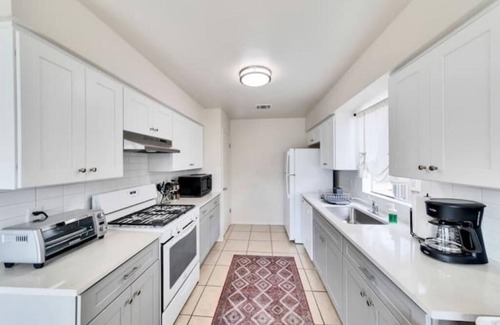 North Lamar House | Cozy Eclectic w/California King near Domain & DT