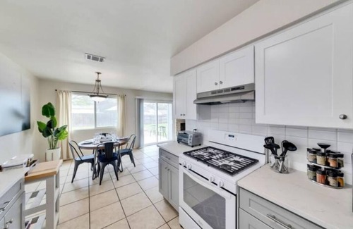 North Lamar House | Cozy Eclectic w/California King near Domain & DT