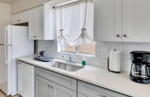 North Lamar House | Cozy Eclectic w/California King near Domain & DT