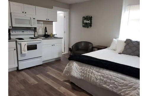 Quincy Apartment | Cozy Efficiency apt Great location, Wifi