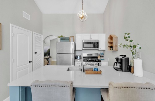 Biggs Field House | Cozy El Paso Getaway-Close to I-10-Restaurants-Shopping and more! Remodeled.