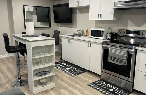 Brampton House | Cozy Elegant 1 Bedroom Premium Suite Entire Place WiFi, AC in peaceful Brampton