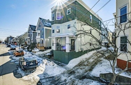 Munjoy Hill Condo | Cozy, Elegant and Bright 2 bed in the East End