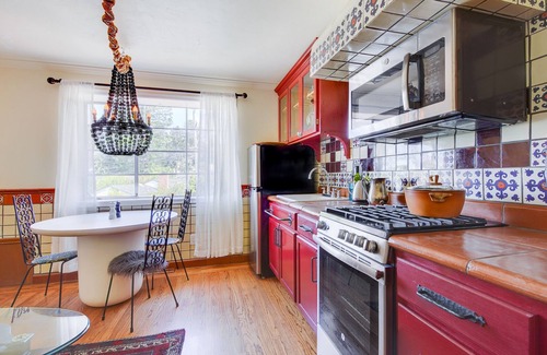 Berkeley Hills Apartment | Cozy & Equipped Spanish-Style Casita in Berkeley