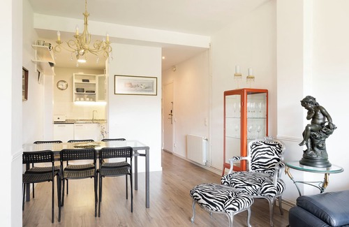 L'Hospitalet de Llobregat Apartment | Cozy Apartment near Fira Gran Via with AC