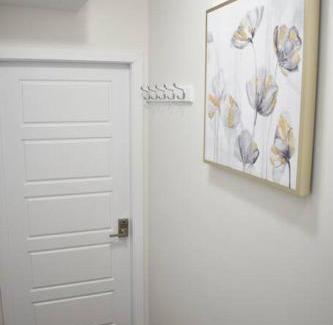 Southwest Edmonton Apartment | Cozy escape! 2 BR Guest Suite! 2 Queen Beds! Complimentary WIFI Netflix & Parking! 11 Mins from YEG! 20 Mins from WEM!