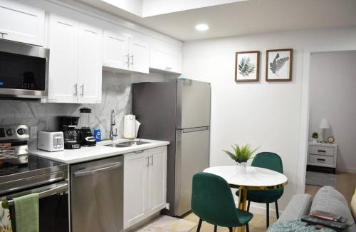 Southwest Edmonton Apartment | Cozy escape! 2 BR Guest Suite! 2 Queen Beds! Complimentary WIFI Netflix & Parking! 11 Mins from YEG! 20 Mins from WEM!