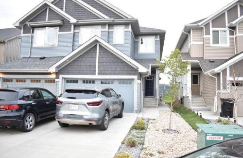 Southwest Edmonton Apartment | Cozy escape! 2 BR Guest Suite! 2 Queen Beds! Complimentary WIFI Netflix & Parking! 11 Mins from YEG! 20 Mins from WEM!