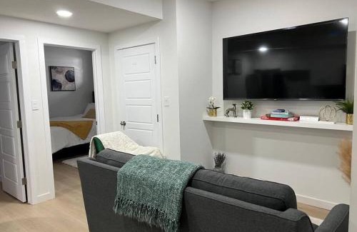 Southwest Edmonton Apartment | Cozy escape! 2 BR Guest Suite! 2 Queen Beds! Complimentary WIFI Netflix & Parking! 11 Mins from YEG! 20 Mins from WEM!