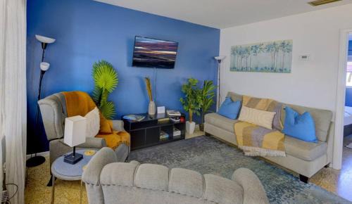 Gulf Gate Estates House | Cozy Escape Near Beach, Fire Pit & Bbq Nights
