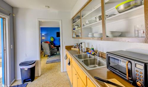 Gulf Gate Estates House | Cozy Escape Near Beach, Fire Pit & Bbq Nights