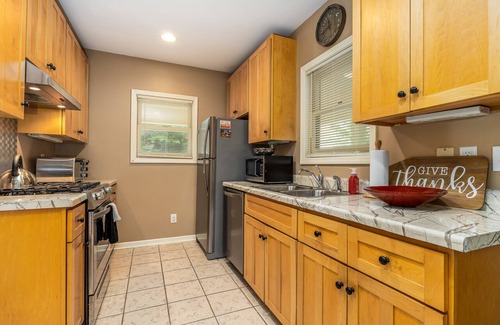 Galena House | Cozy Fall Stroll 2 Town ~ Farmhouse Feel, Pet Friendly, Wildlife all around!