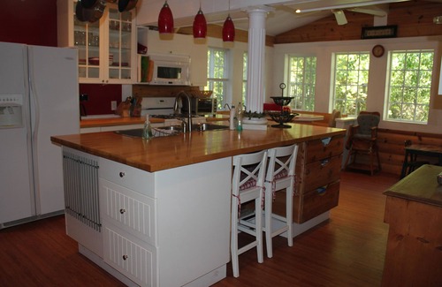 Williams Bay Cabin | Cozy, Family Friendly Log Cabin Close To Everything!
