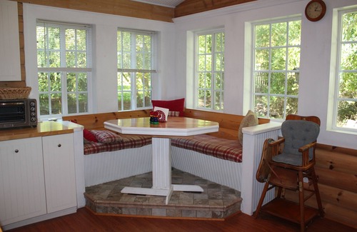 Williams Bay Cabin | Cozy, Family Friendly Log Cabin Close To Everything!