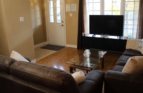 Barrie House | Cozy Family Friendly 3-Bedroom Retreat in the Heart of Barrie, Ontario